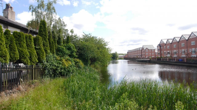 2 Bedroom Cottage Lakeside Cottages Standish Wigan Wn1 2uu